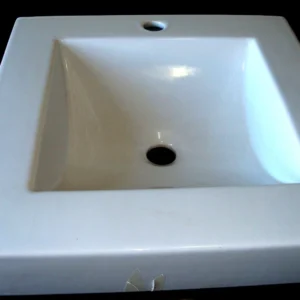 Lavabo de sobre encimera cuadrado de cerámica blanca.