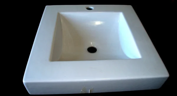 Lavabo de sobre encimera cuadrado de cerámica blanca.