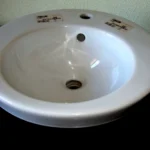 Lavabo de cerámica blanca de la marca Duravid