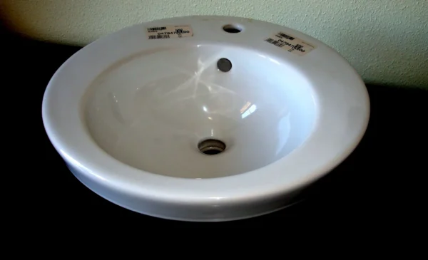 Lavabo de cerámica blanca de la marca Duravid