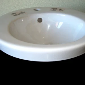 Lavabo de cerámica blanca de la marca Duravid