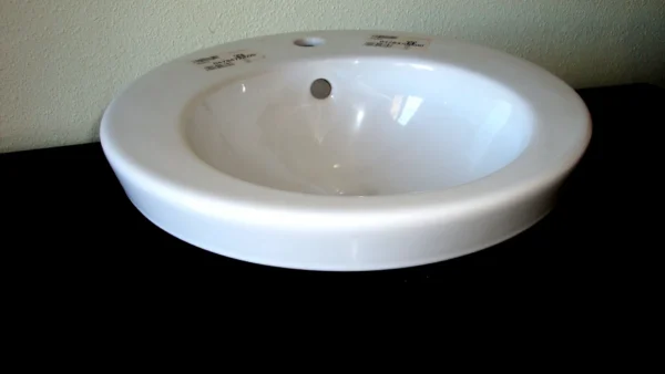 Lavabo de cerámica blanca de la marca Duravid