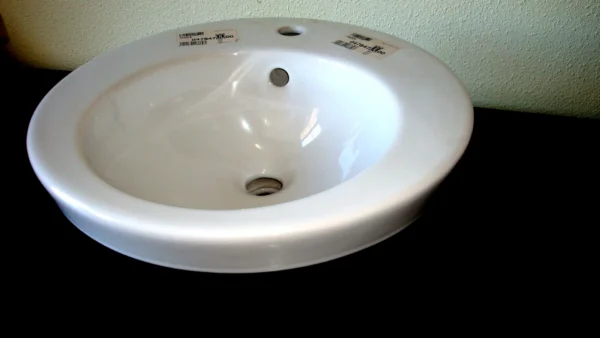 Lavabo de cerámica blanca de la marca Duravid