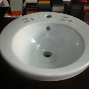 Lavabo de cerámica blanca de la marca Duravid