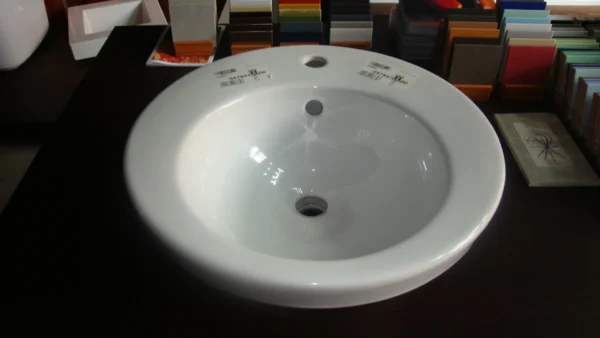 Lavabo de cerámica blanca de la marca Duravid